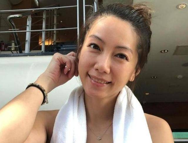 米乐M6 M6米乐不当明星当老师42岁的林韦君专攻瑜伽素颜状态好到飞起(图5)