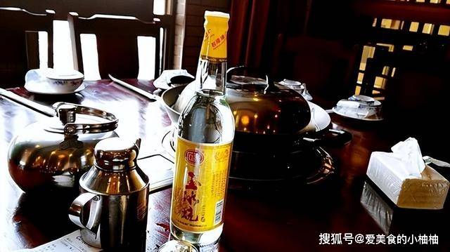 去饭馆吃饭，为啥有人要本身带酒？听完里手解释才大白，来看看