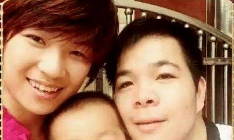 原创小伙没有双臂右腿残疾，靠双脚打拼成公司老总，还抱得美人归！