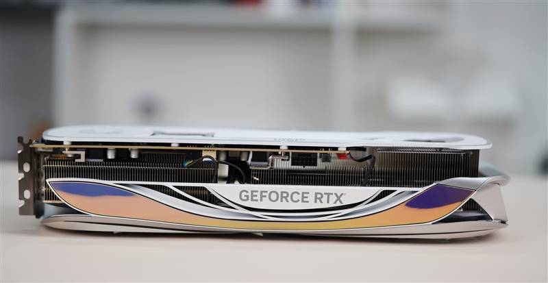 纯白独树一帜！索泰RTX 4080 AMP EXTREME AIRO月白显卡评测：堆料媲美RTX4090