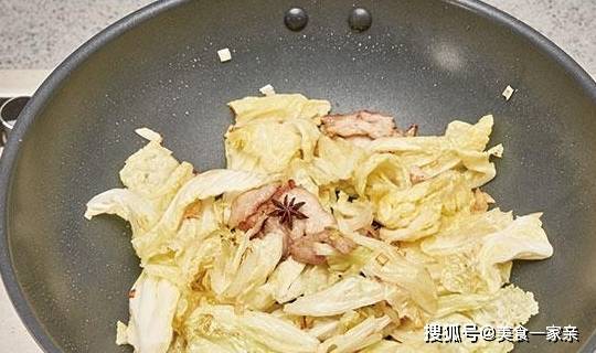 白菜炖豆腐到底是先放白菜仍是先放豆腐？