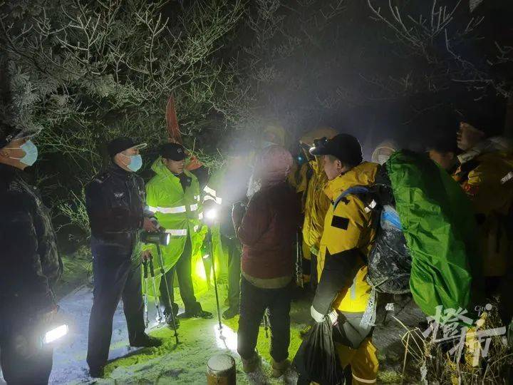 -15℃！两名女生网红打卡点赏雪被困：“不敢睡着，怕再也醒不外来…”