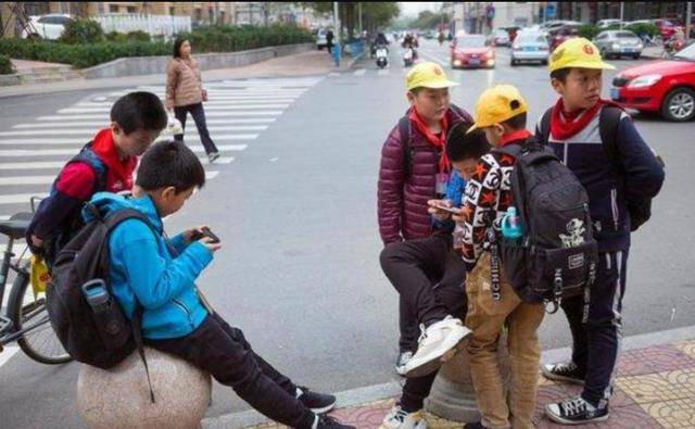 “双减”下第一次期末考，全班学生成绩都是A，让家长们惆怅不已  六年级作文 第6张