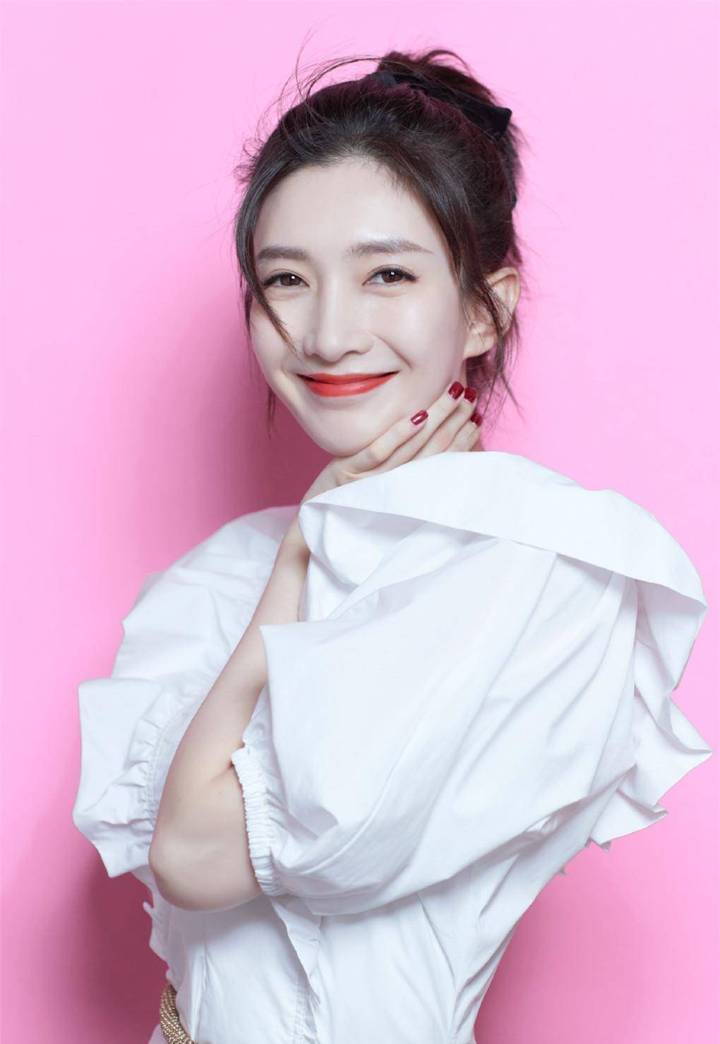 爱游戏ayx江疏影真奢华穿裤裙配拇指粗“金链子”秀时尚长腿时尚又迷人(图2)