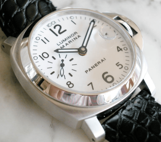 ��ҹ�����Һ�ɫ�۾�����ȴƫ����ɫ���̵����