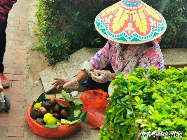 大娘提篮子卖此果，6块钱一斤，每天只卖1篮子，冬天不多见了