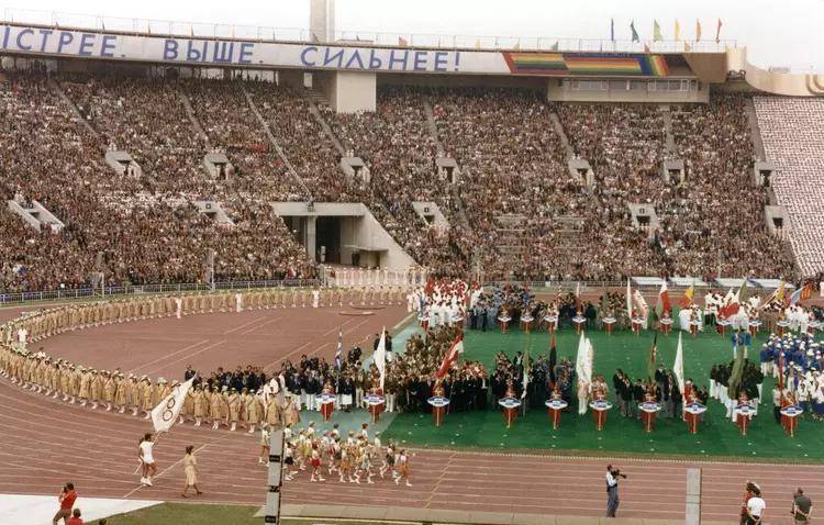 1980年苏联花90亿美圆举办奥运会，遭64国结合抵抗，中国回绝出席