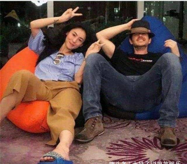 �������£�С��ϼ�������Ϲ�����ˮ�棬����һ�𿴻�С����