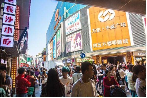安博体育官方网站深圳有一条美食街圣地会聚各地甘旨小吃被誉为“美食地狱”(图1)