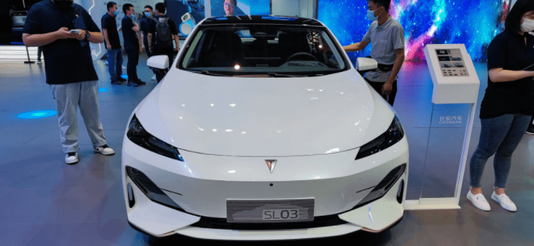 要与特斯拉Model 3掰手腕？长安深蓝SL03实车，续航里程达705公里