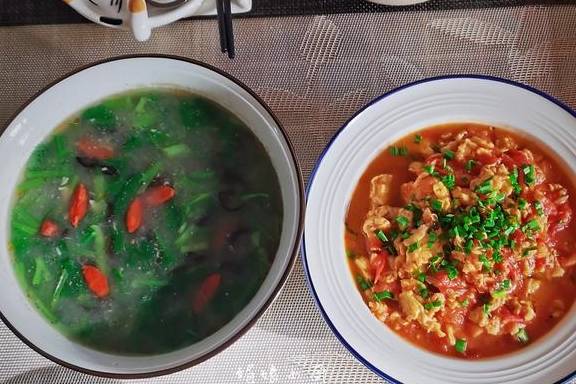 素食一日三餐，食物丰硕多样粗细搭配，家里的饭菜温暖