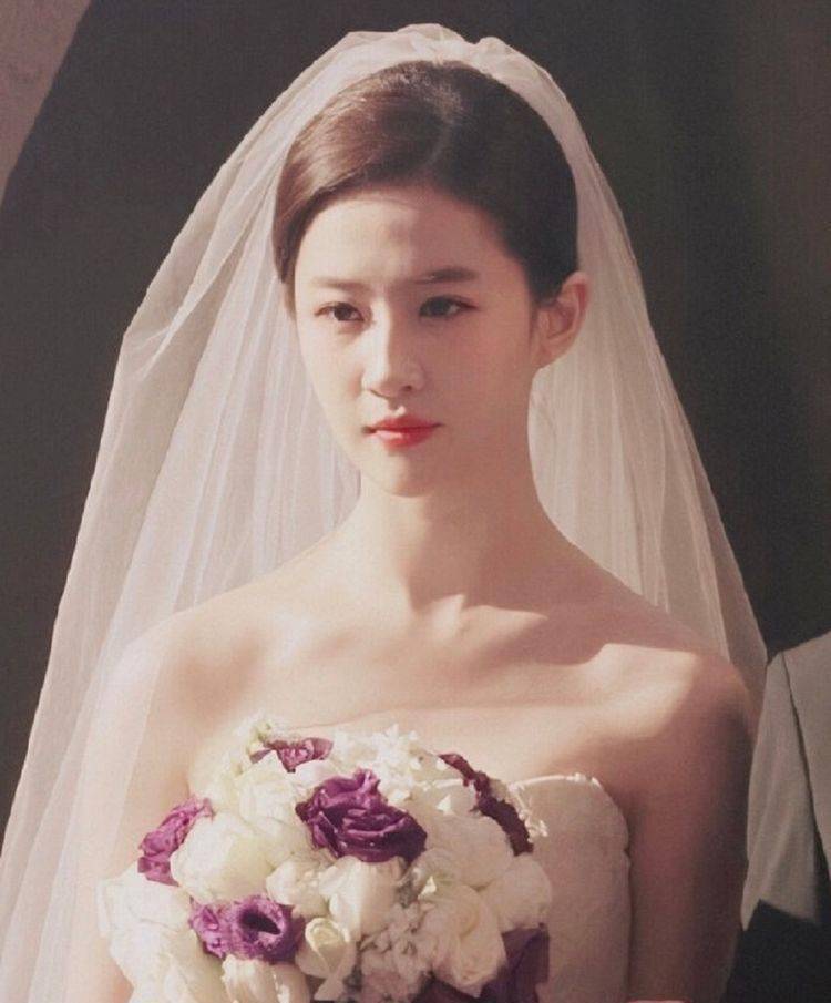 BG真人女星的“绝美婚纱”：刘亦菲天仙美人赵丽颖凤冠霞帔有多惊艳！(图1)