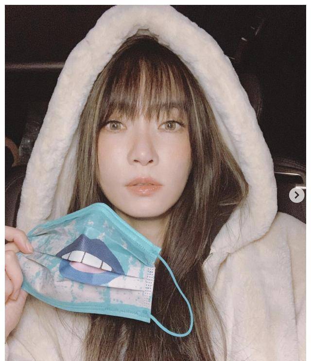 原创谢金燕复出首场巡回演唱会闪耀小巨蛋，隐藏10年的儿子台下亮相