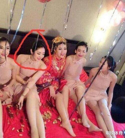 女孩们以后穿裙子必然要留意点坐姿呀，那也太为难了！哈哈哈哈