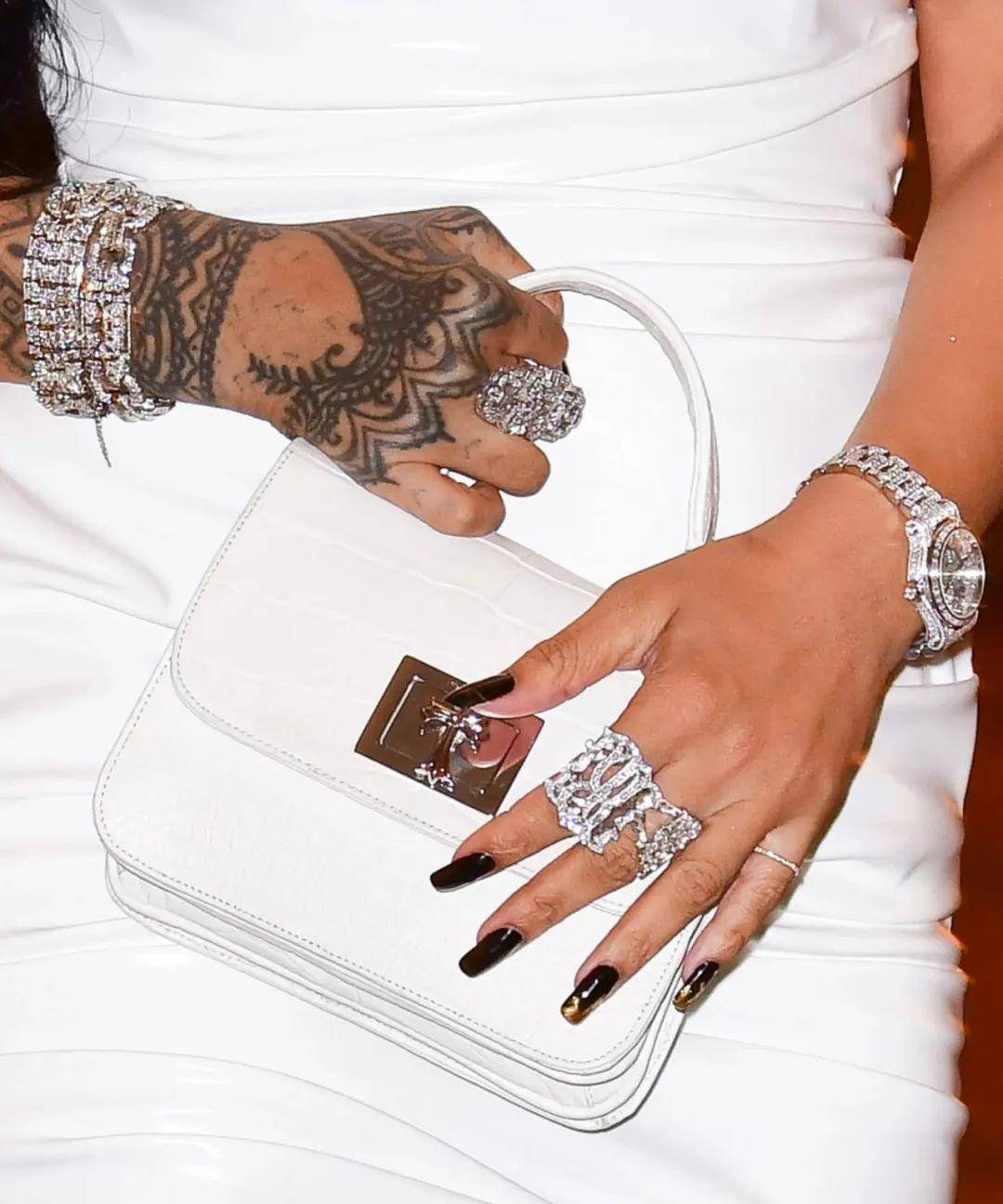 �ٹ���ͦ�жǳ����𱬣�����������ɳ���������