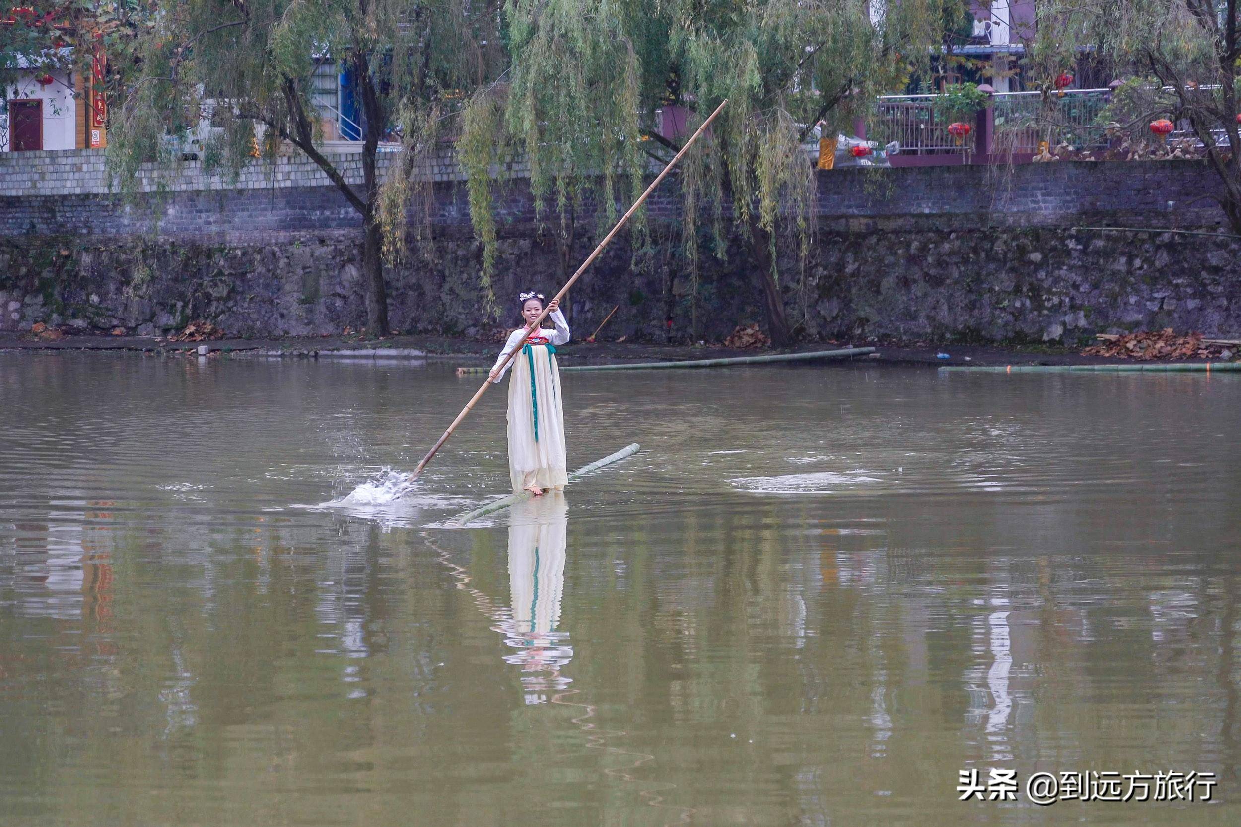 贵州一女孩从七岁起头勤练15年，最末练会了独竹水上漂