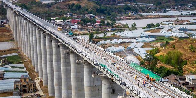 两国高速的差别：美国高速免费，我国高速公路却要收费