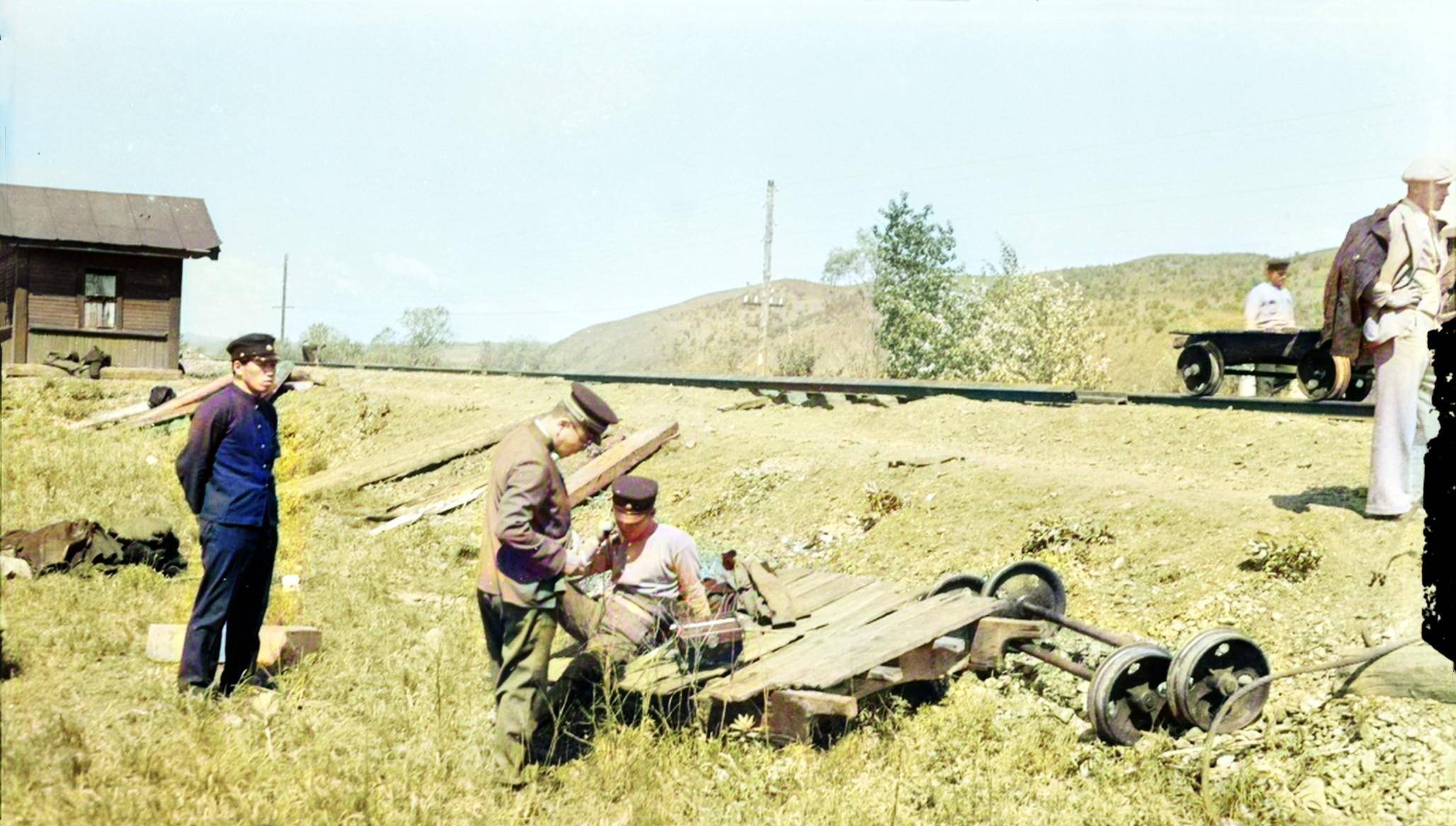 1935年，美国人在满洲里遭遇火车出轨，用相机拍摄下其时的情景