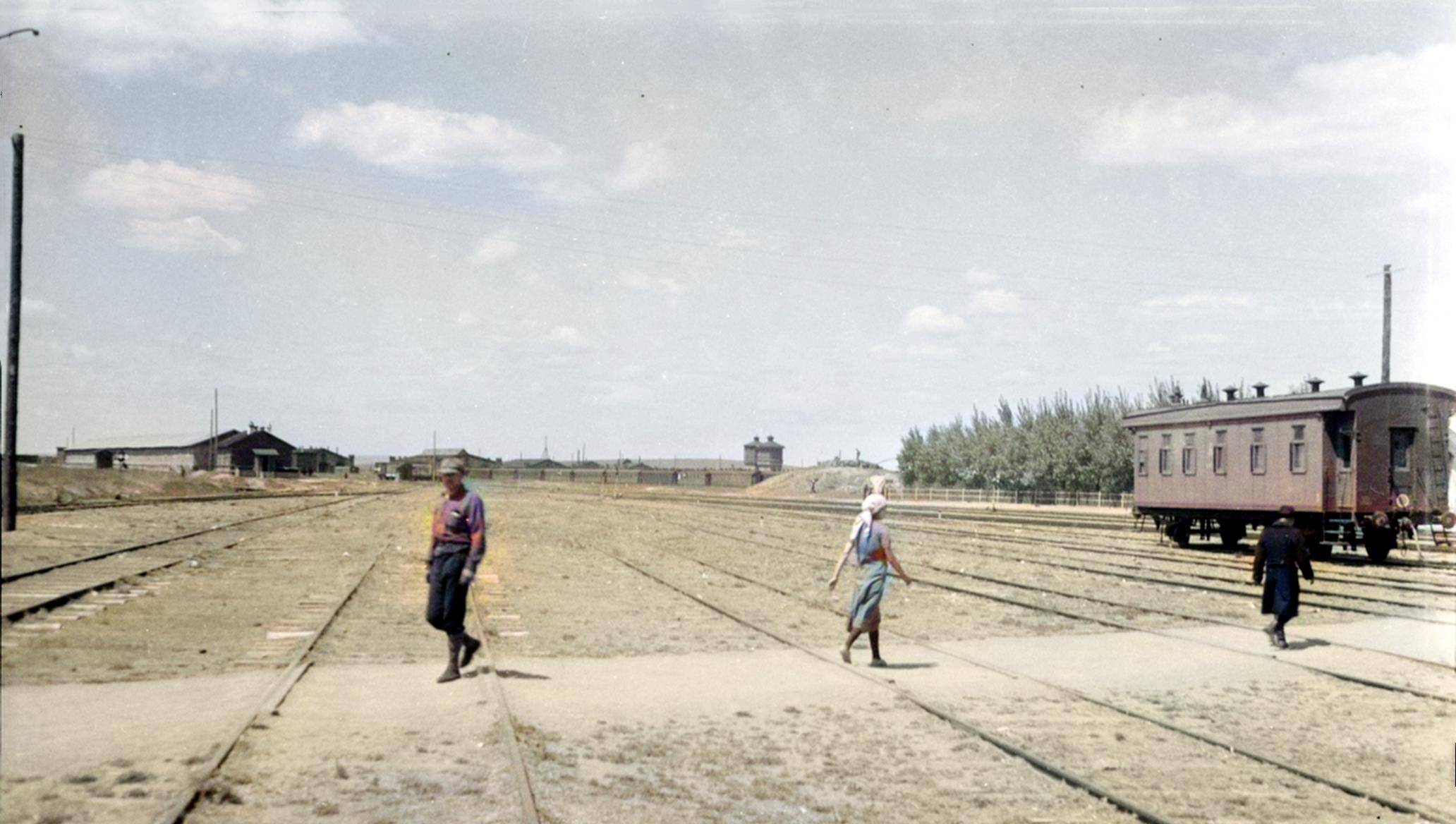 1935年，美国人在满洲里遭遇火车出轨，用相机拍摄下其时的情景