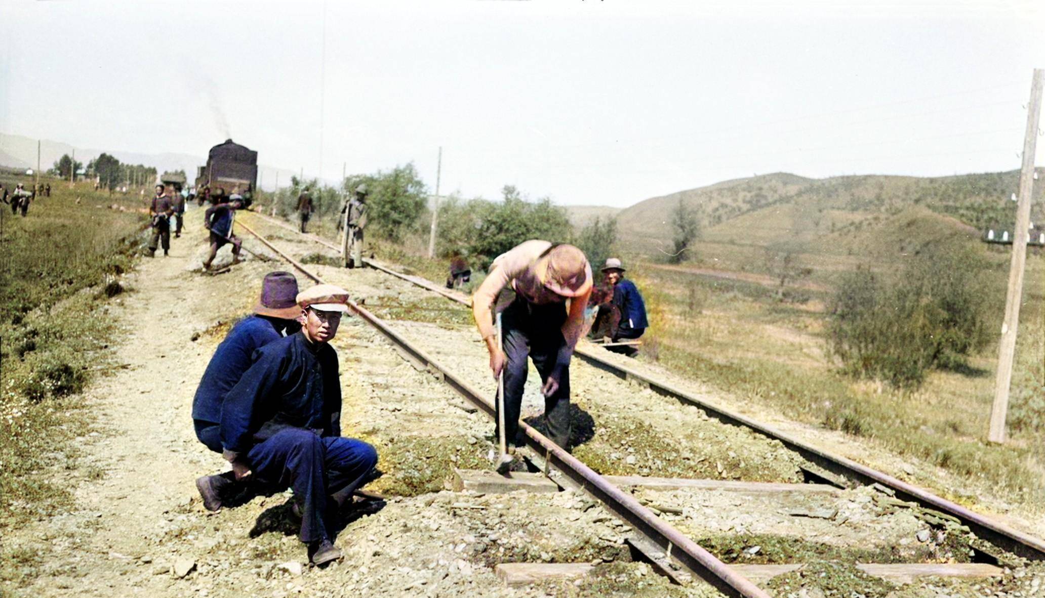 1935年，美国人在满洲里遭遇火车出轨，用相机拍摄下其时的情景