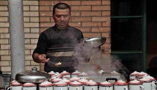 只要在新疆才气吃到的搪瓷杯煮羊肉，其甘旨实是让人难以想象