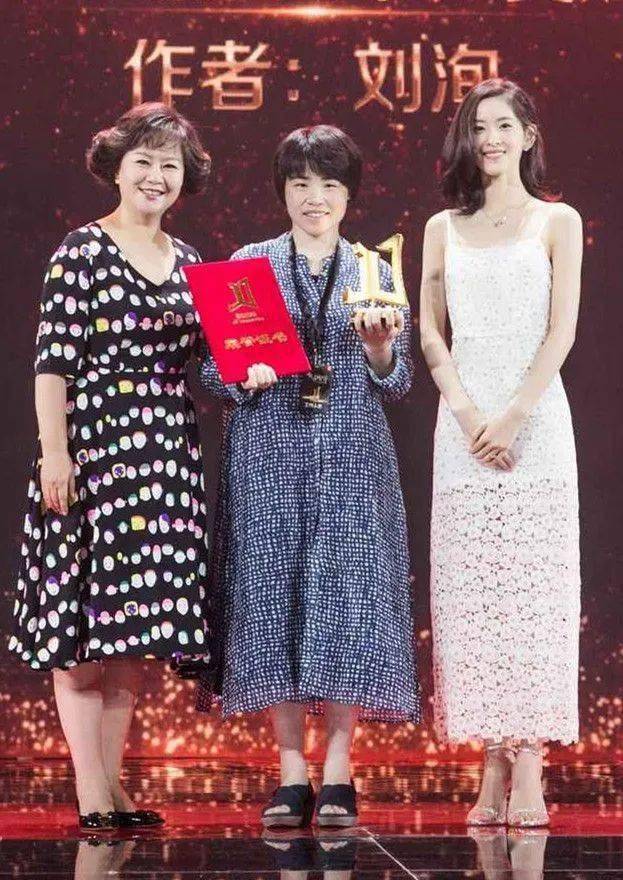 原创章泽天聚餐被拍，素颜普通并不漂亮，在她身上早看不到清纯气质！