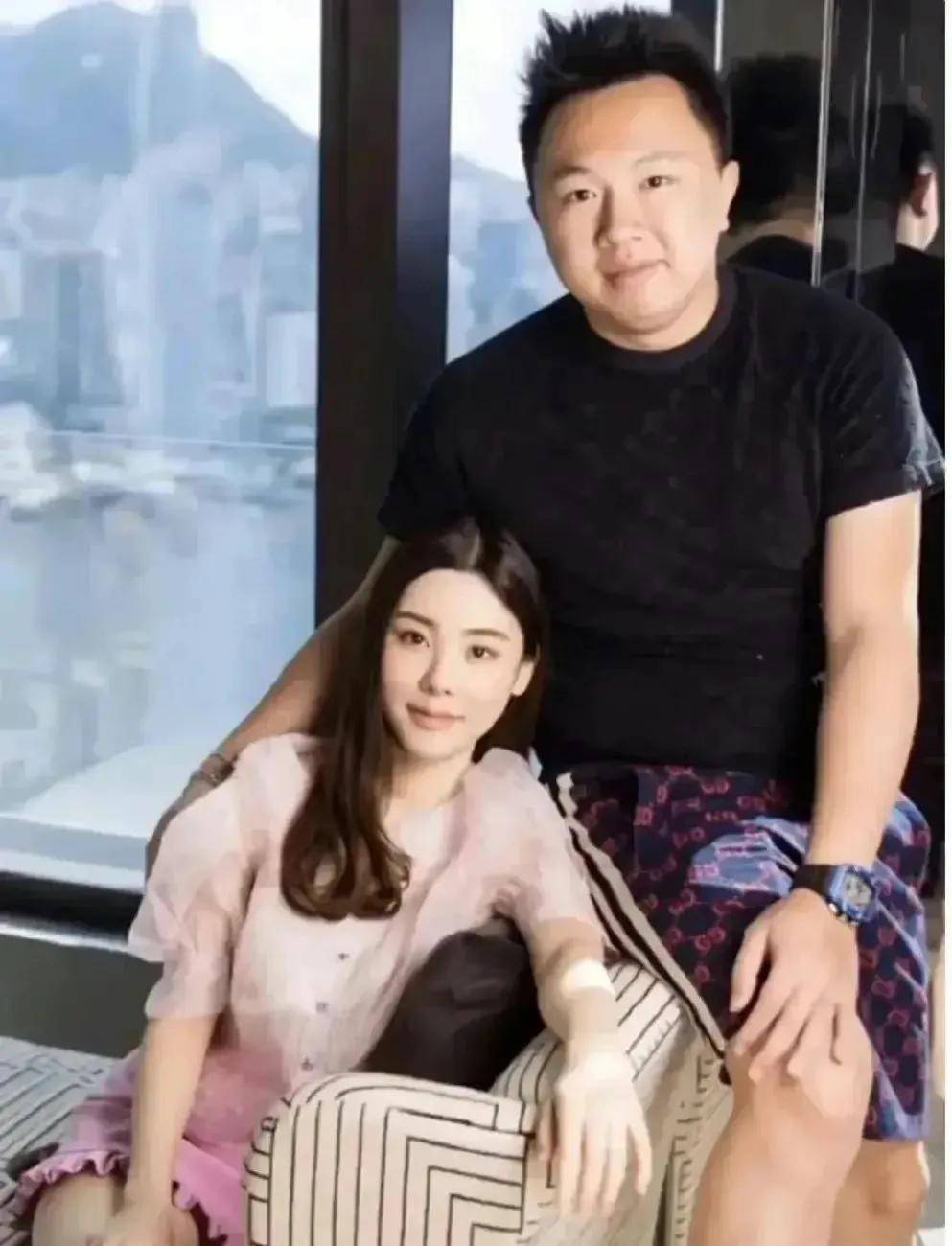 刘銮雄不间接将财富给子女，沈殿霞委托老友监视，他们做法很伶俐