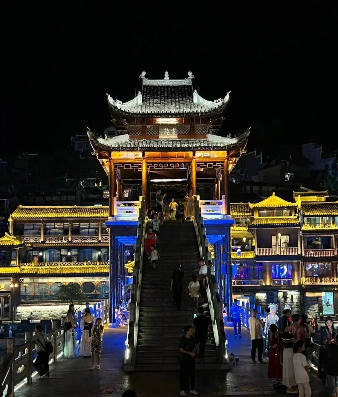 湖南-凤凰古城，魅力湘西，夜景YYDS，保举晚上玩耍！旅游走起！