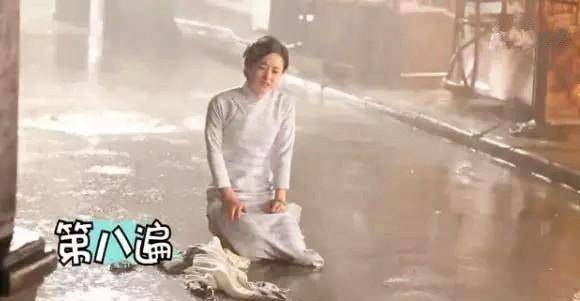 女星怎么拍淋雨戏？杨幂冻得缩成一团，赵丽颖一场淋雨戏NG8次！