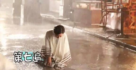 女星怎么拍淋雨戏？杨幂冻得缩成一团，赵丽颖一场淋雨戏NG8次！