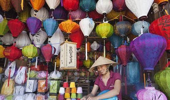 在国外旅游，为何本地姑娘递的蔬果不克不及拿？导游：有钱你就多拿点