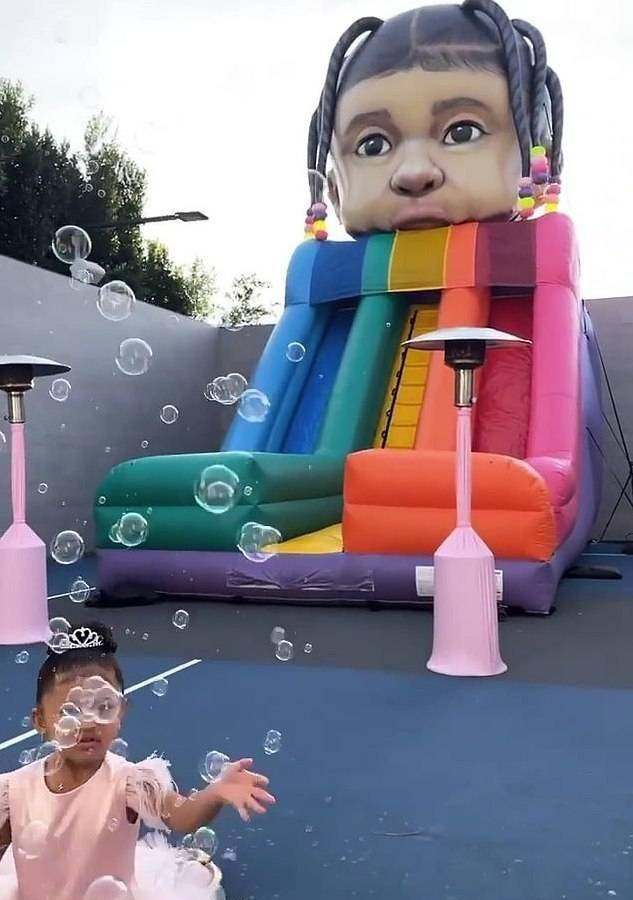 富婆金小半岛全站妹女儿3岁生日啦！穿公主裙戴皇冠好美黑人老爸也来了(图1)