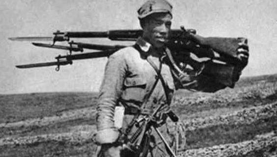 1940年，八路英雄从敌碉堡射击孔里夺下机枪！军民盛赞：军中吕布