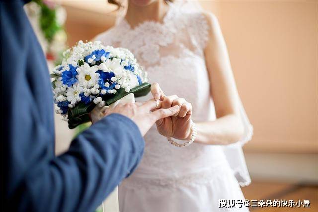 梦回订婚悔意浓，解析梦见自己背着父母订婚的深层含义