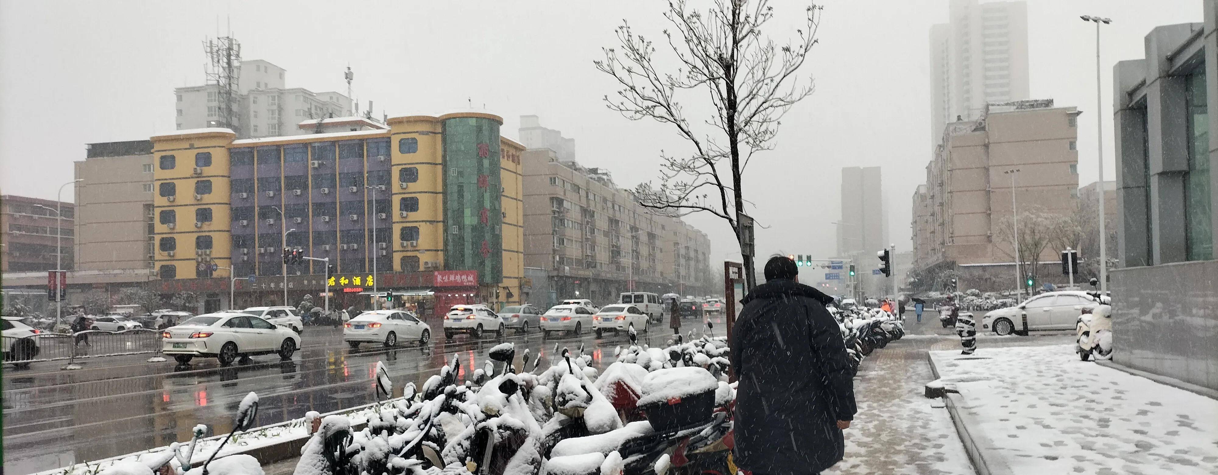 郑州三月“桃花雪“：春天里的冬气候息，城市更热闹，田野不安好