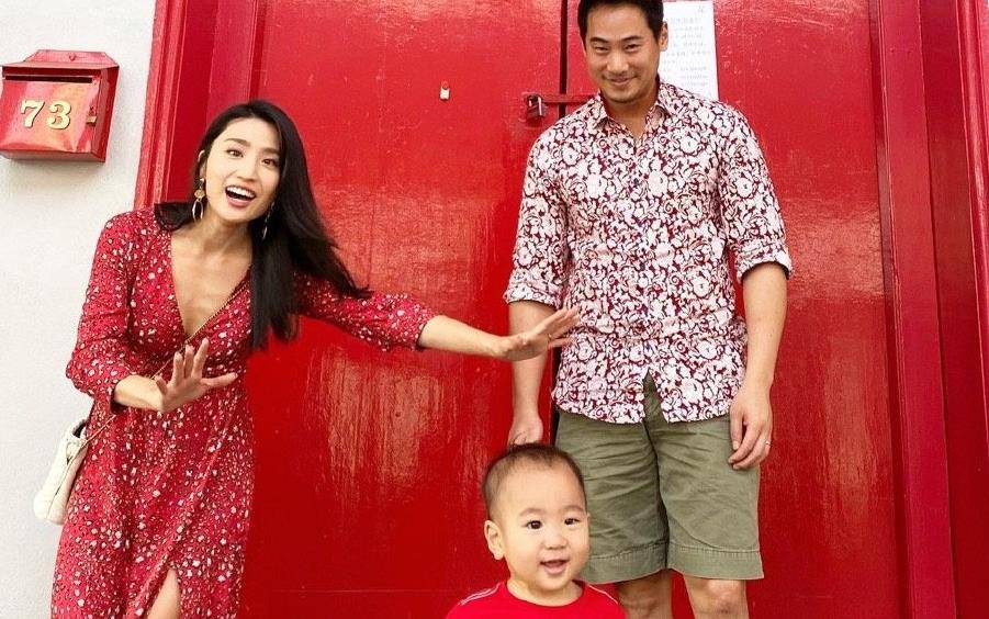 米乐M6 M6米乐曾与富商在残厕“暧昧”被封禁今转型瑜伽教练活家庭生赢家！(图5)