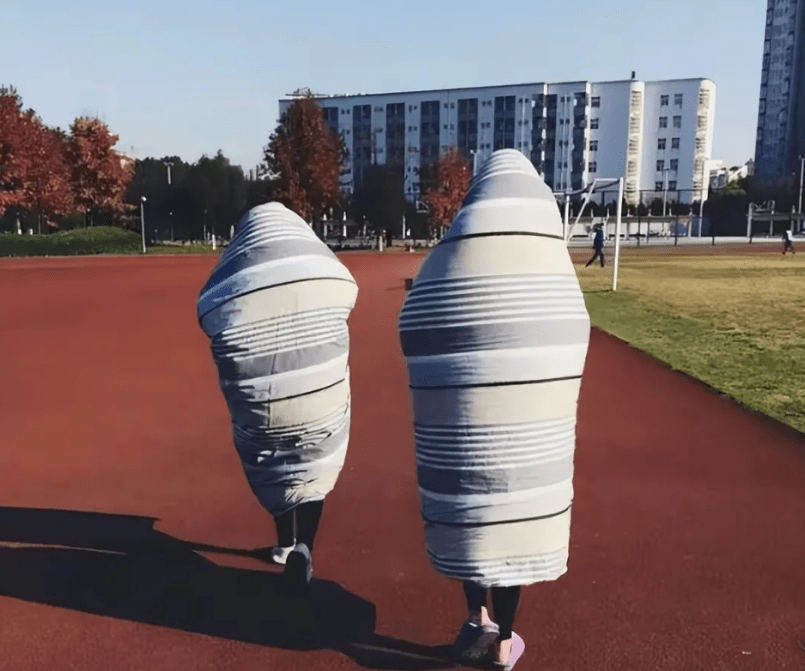 “我看不懂但心生服气”，大学生晒被子是有一套的，教师心悦诚服