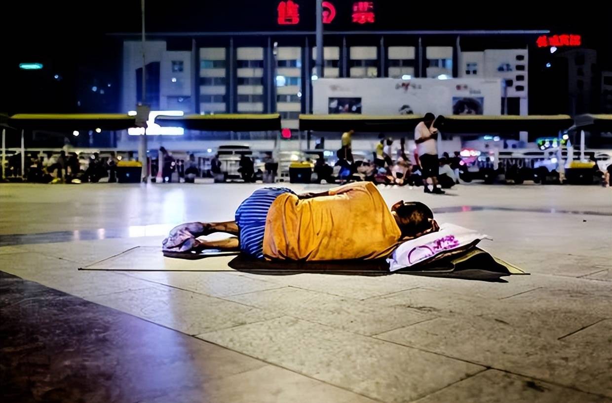 网民的多心，难掩企业的暖心！女大学生无消费过夜海底捞引争议