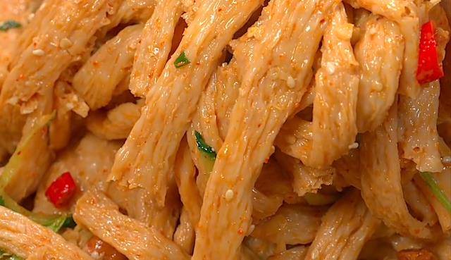 大厨教你凉拌牛筋面的家常做法，香辣过瘾，每一口都吸满了酱汁