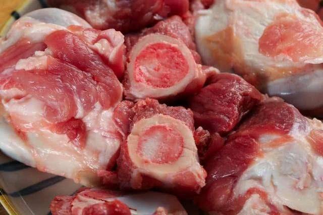 男性有痛风就不能吃肉？提醒：3种低嘌呤食物，放心摆在餐桌上