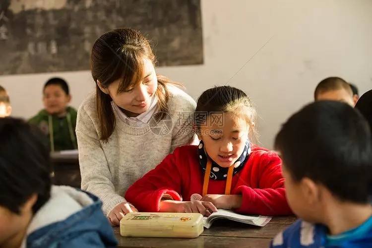 教师在校门口赶商贩，扔学生外卖，而教育局的回应让教师不克不及承受