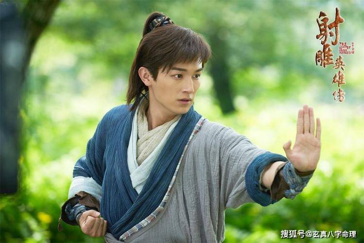 郭芙不是郭靖亲生的，是黄蓉和此人的私生女，此人也是小龙女亲爹