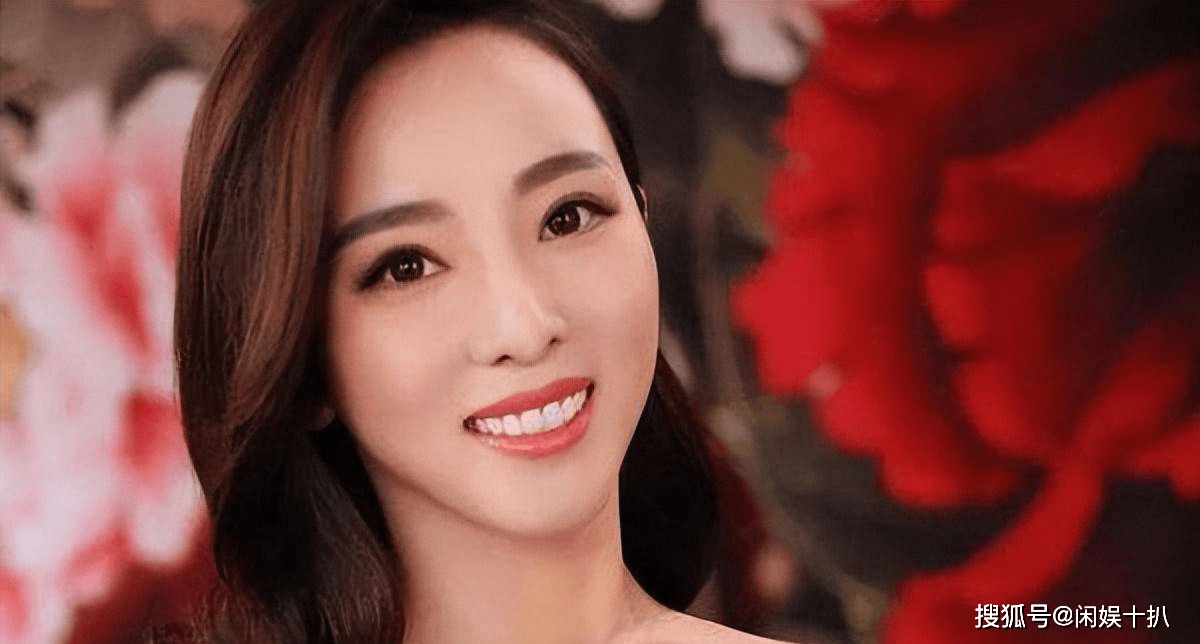 原创央视著名主持李思思：嫁初恋丈夫，婚后生下二胎，一家四口其乐融融