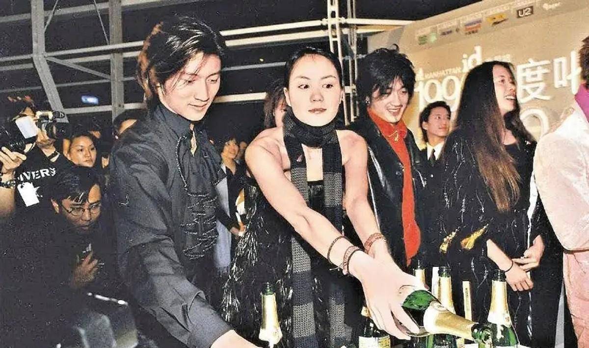 ������л����İ����ж��𣿷���ҹ�³�������ĬĬ���