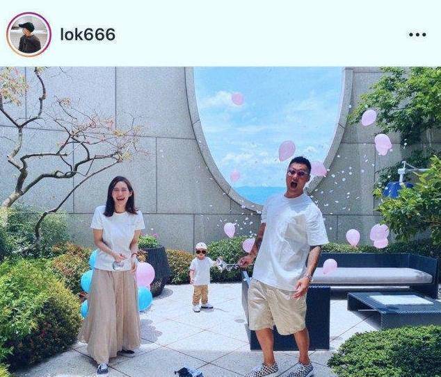 余文乐喜得一女，用戳气球来颁布发表孩子性别，儿子“余初见”抢镜