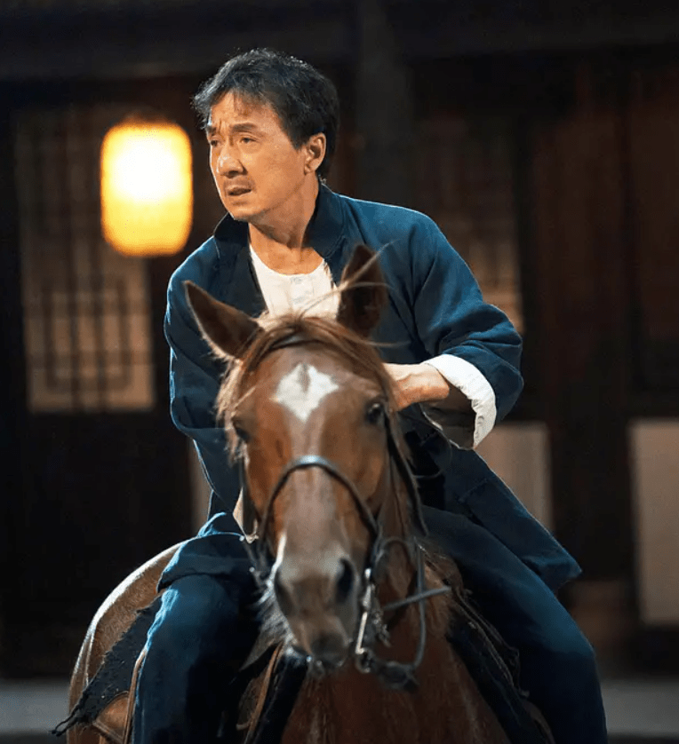 成龙当面被喊“退票”，近11年主演10部烂片，年近七旬晚节不保