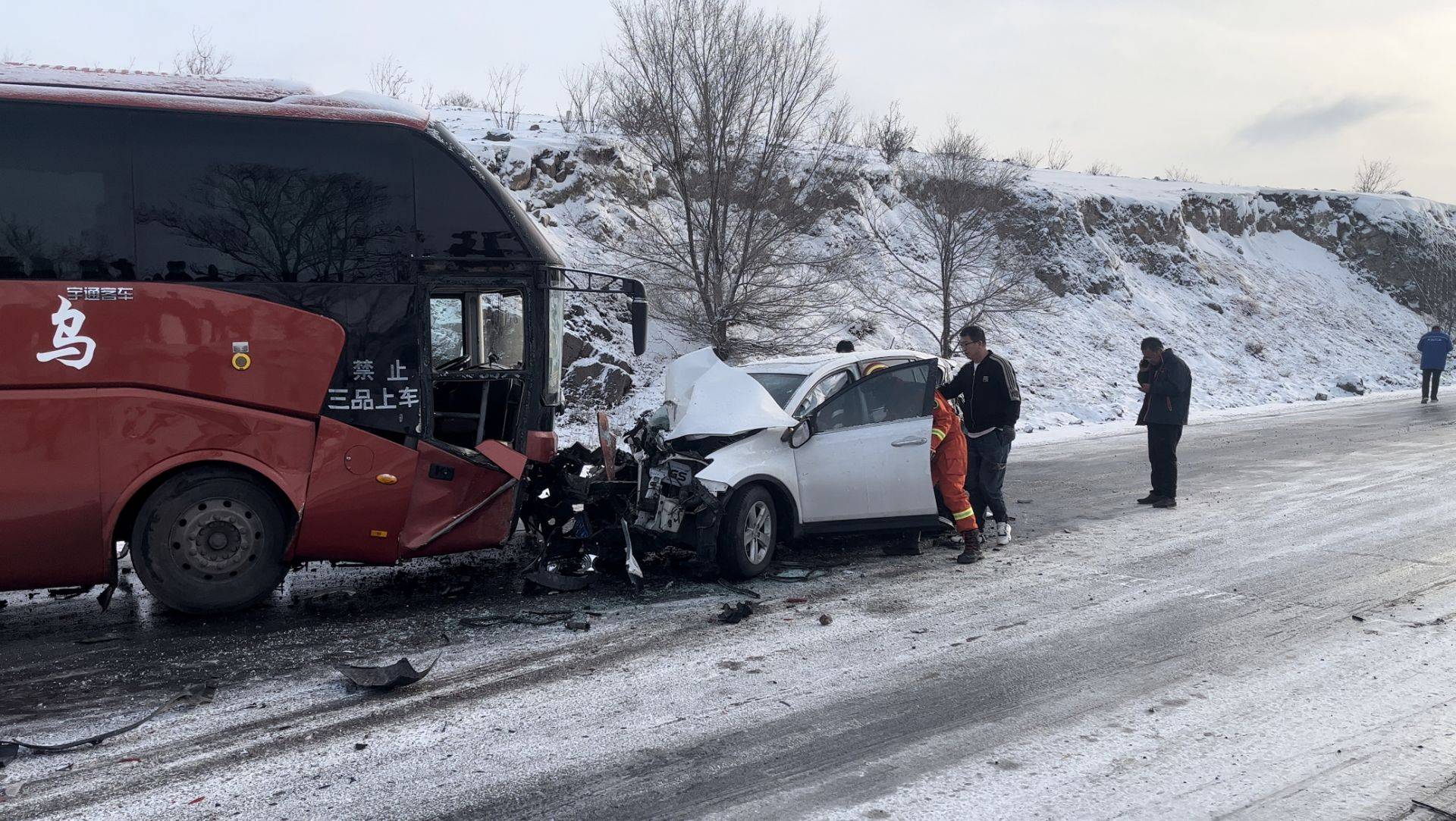 内蒙古乌兰察布：轿车与客车相撞，3人被困