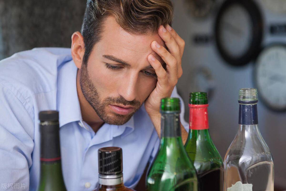 酒瘾自测：喝酒出现这4种情况，你已经是“酗酒者”，不要忽视