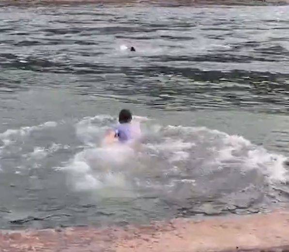 【江西身边事】路过男子跳入水中奋力救起落水男孩