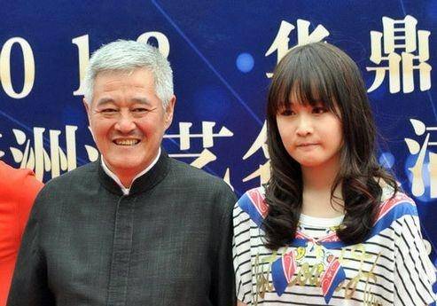 63岁赵本山与女儿穿亲子拆，满头鹤发显衰老，却无惧寒凉吃雪糕